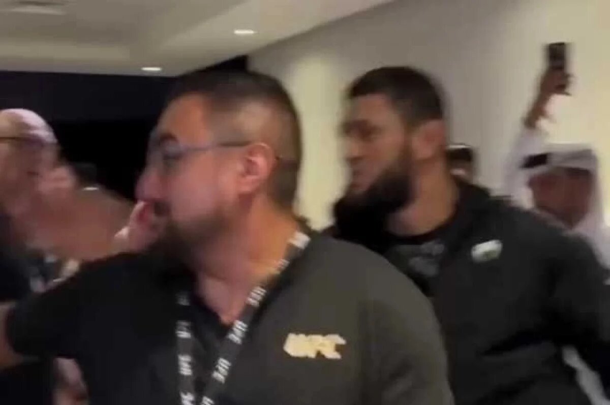    На турнире в Катаре Хамзат Чимаев ударил Иэна Гэрри, но конфликт уладили