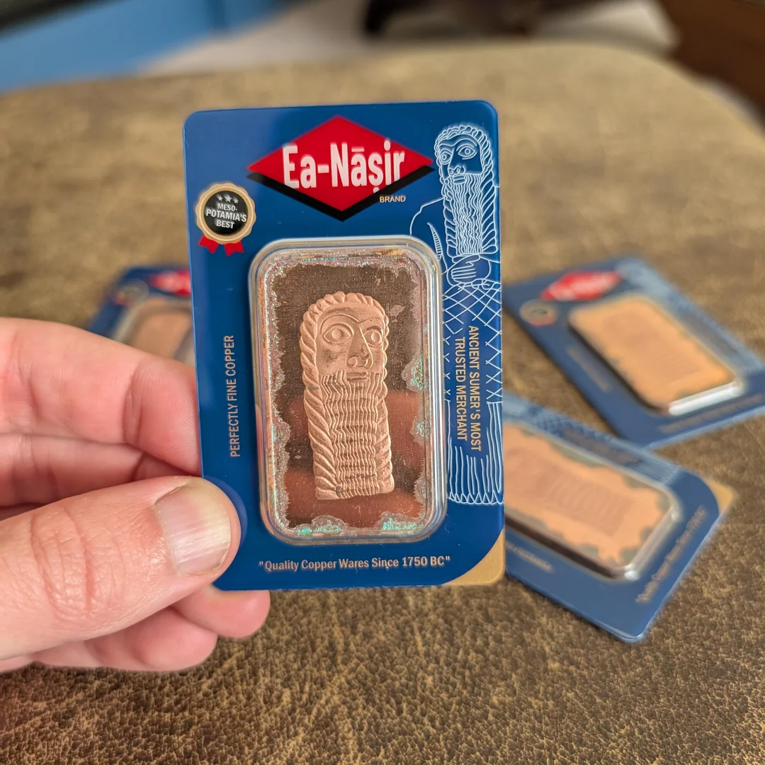 Есть даже игральная карта с его изображением