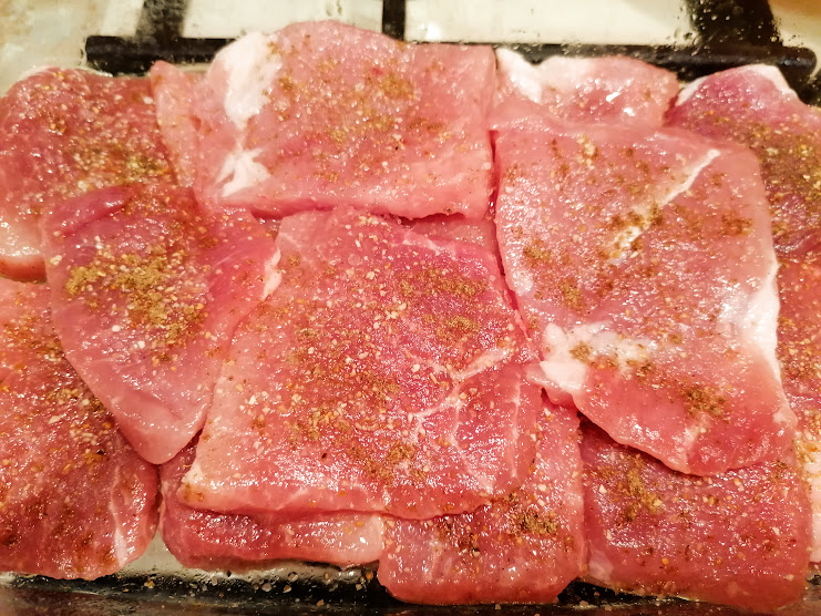 Первый слой: кусочки свинины