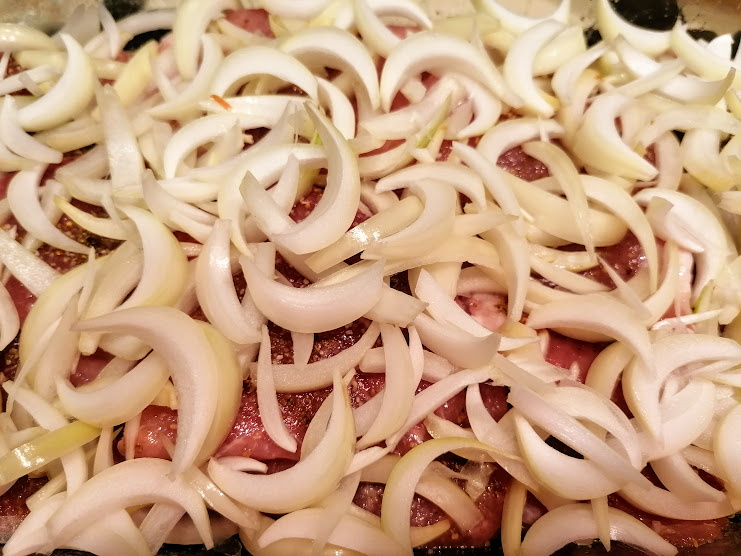 Второй слой: лук можно нарезать крупно, он успеет приготовиться, пока тушится мясо