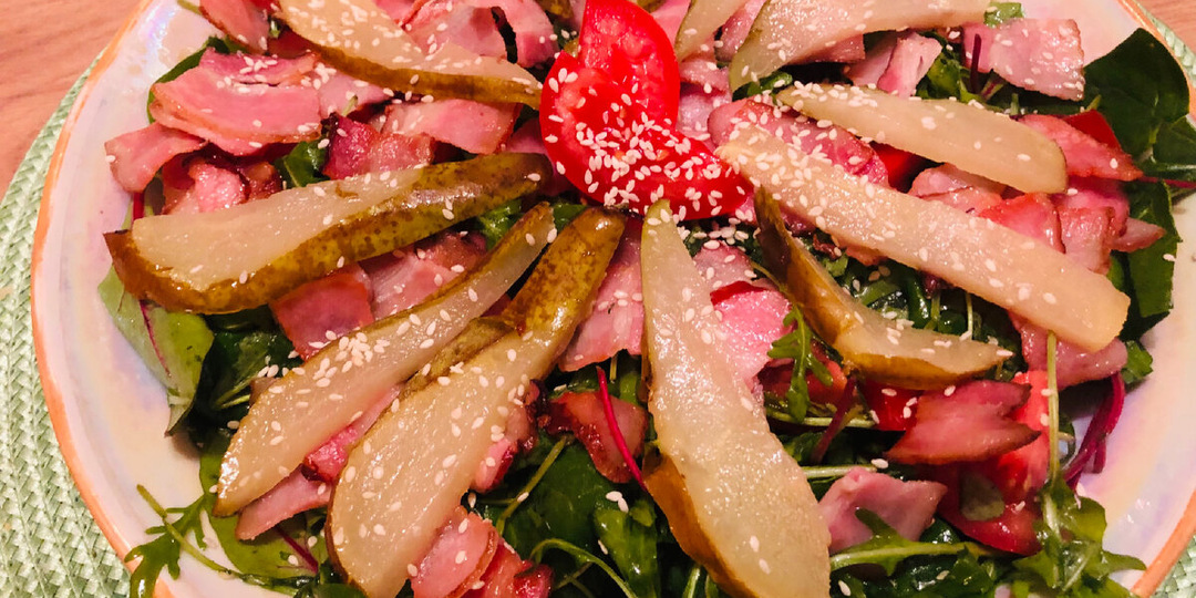 Салат на новогодний стол 2026. Рецепт с беконом, грушей и руколой