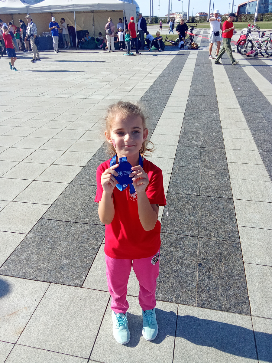 Первая медаль у Лизки 