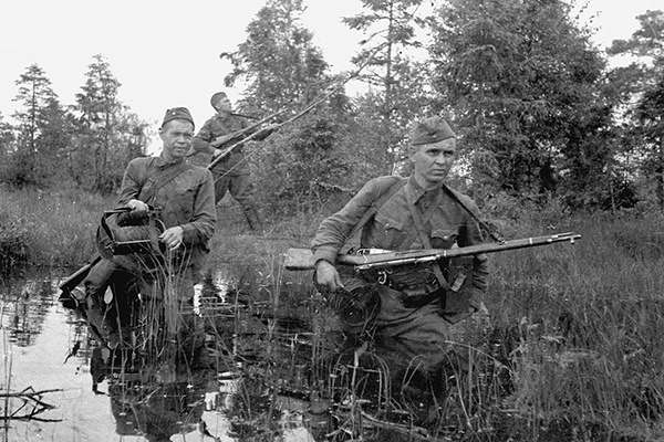 Советские солдаты прокладывают линию связи. Волховский фронт 1942г. (фото Иван Нарциссов)