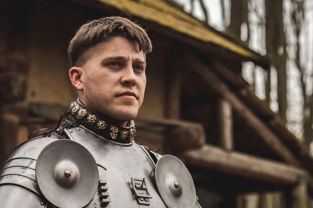 Молодость и задор, главное что отличает молодого рыцаря от опытного.