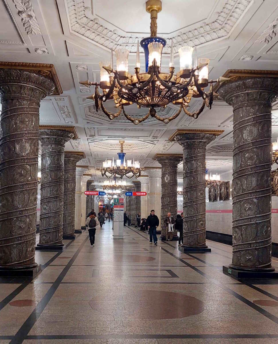 «Автово» – признанная самой красивой станция Петербуржского метрополитена. Фото автора. Листайте галерею далее →