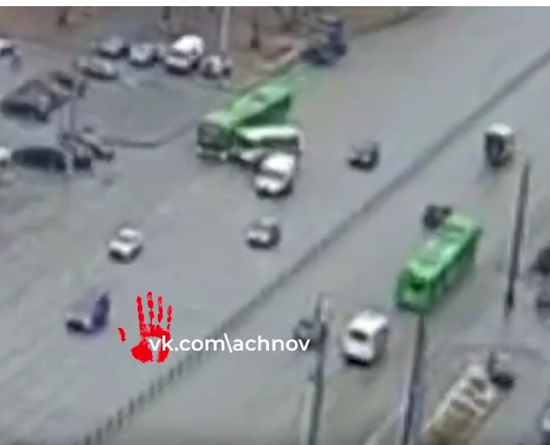 Момент ДТП сняла камера наблюдения