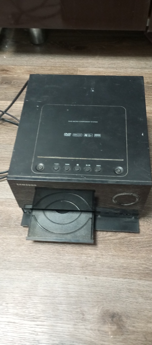 ДВД дисковод был открыт и никуда не двигался 