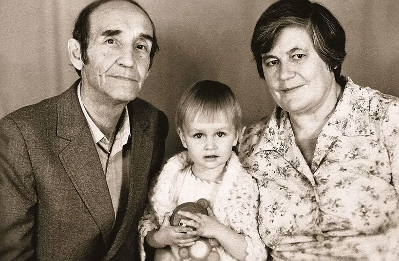 на фото родители Марины и ее дочь Ольга