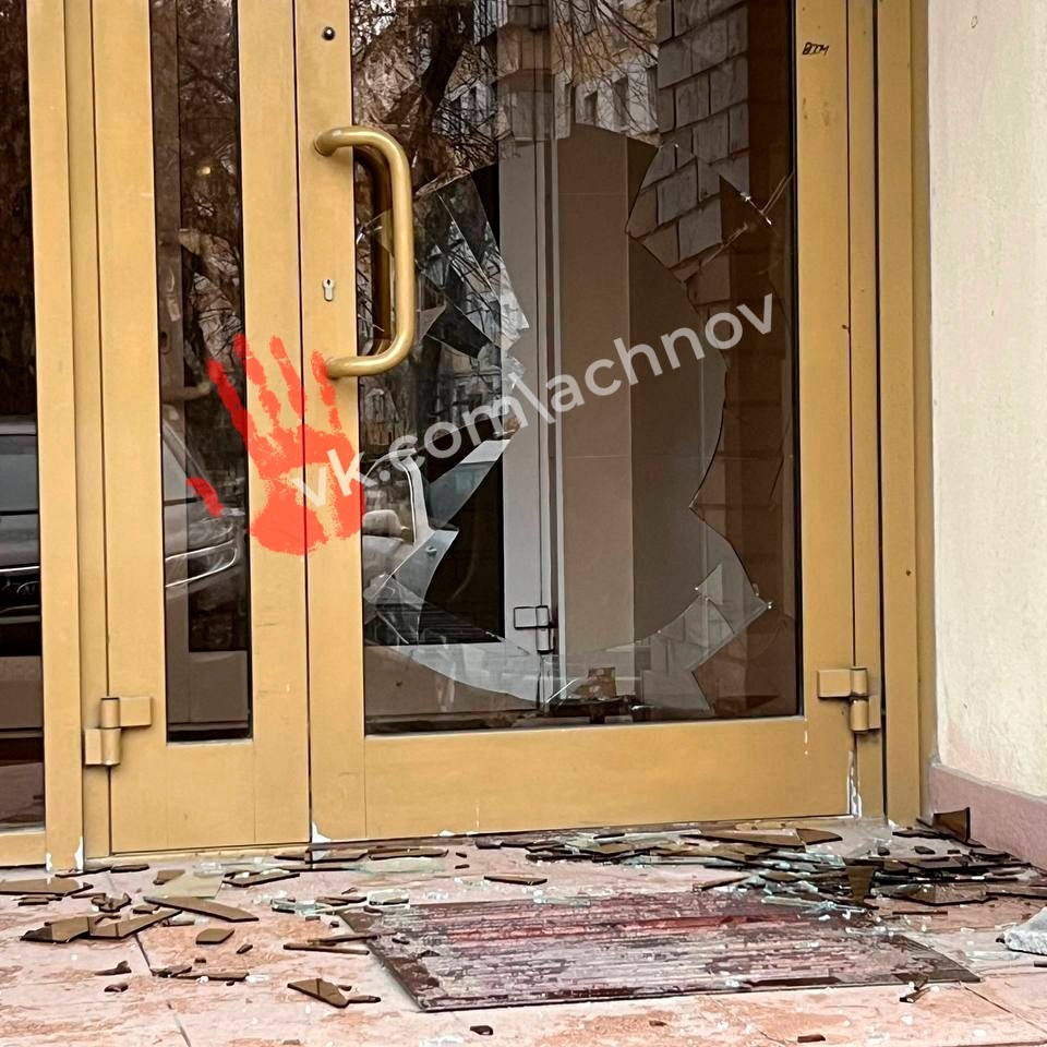 На фото последствия детских игр