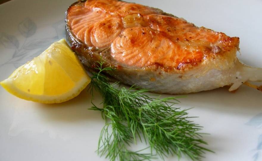 Форель на сковороде: Секрет хрустящей корочки и сочной мякоти. Как не испортить дорогую рыбу?