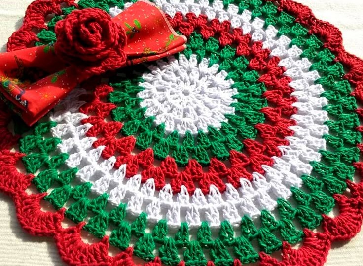 Украшаем дом к празднику: 10 красивых салфеток в новогодней тематике крючком