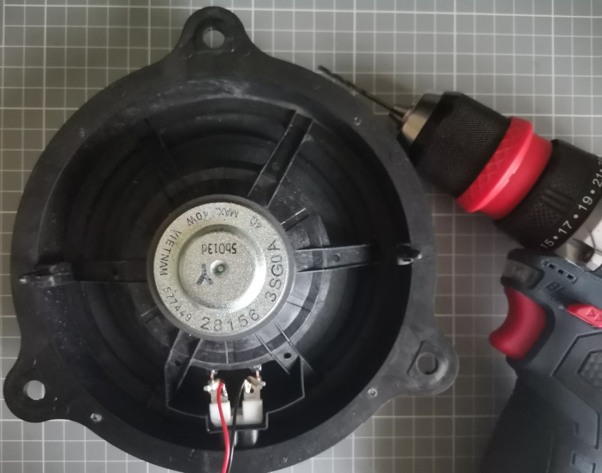 Сверлим в динамиках отверстия под решётки