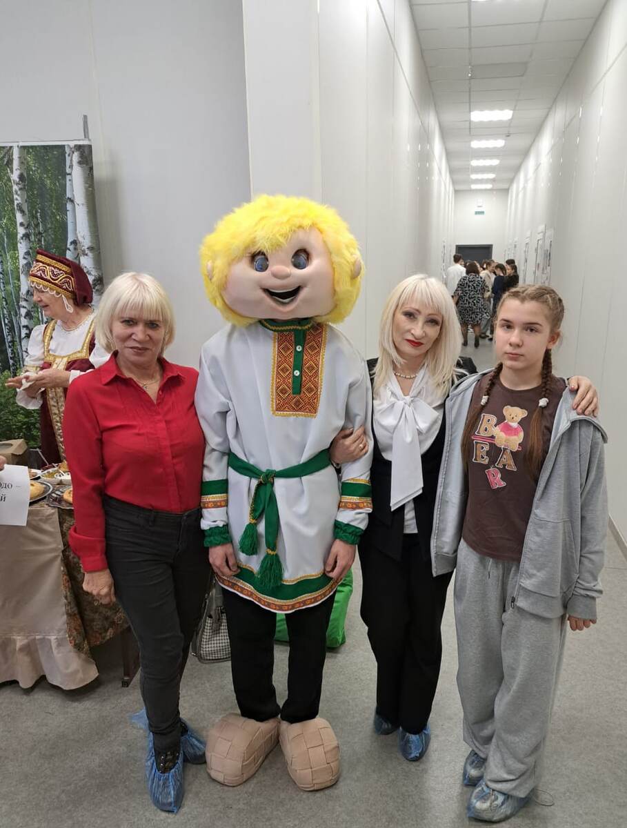 Творческий десант белорусов Самарской области на фестиваль «Сокская радуга»: Наталия Ивановна Мелихова, педагог – МБУ ДО «ЦВО «Творчество» г.о. Самара, Ирина Михайловна Глусская, президент СООО «РУССКО-БЕЛОРУССКОЕ БРАТСТВО 2000» и Ольга Перелыгина, солистка хореографического коллектива «Мозаика»  