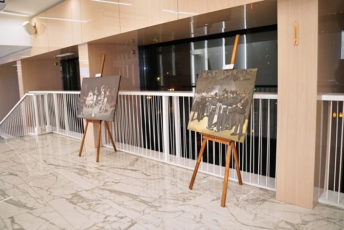 В фойе перед спектаклем. Фотография от команды «Мане»