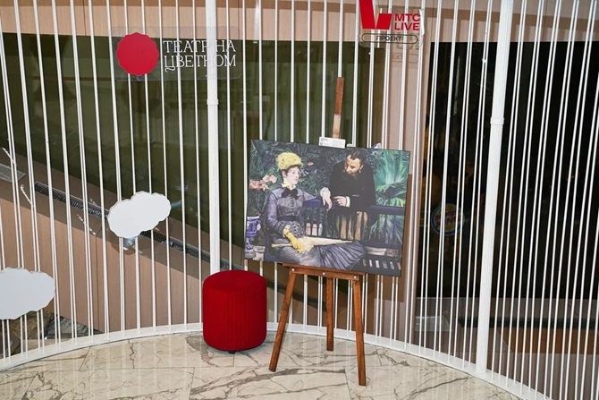 В фойе перед спектаклем. Фотография от команды «Мане»