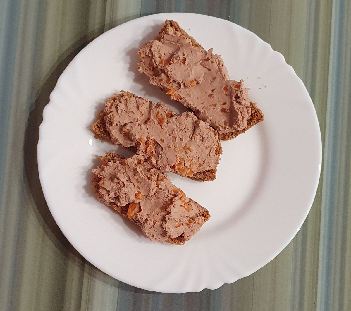 Паштет с хлебом из клетчатки. Фото автора.