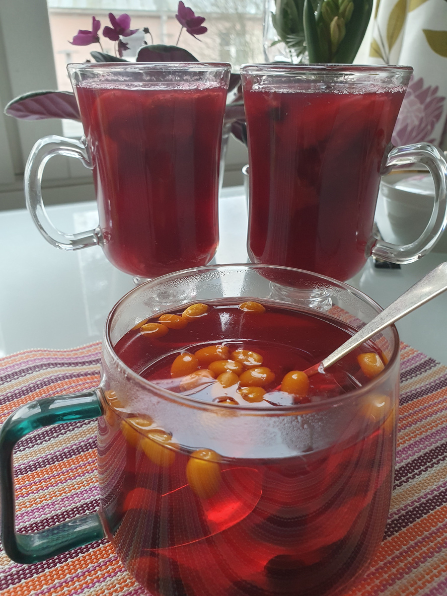 Липовый чай с ягодами и желе.