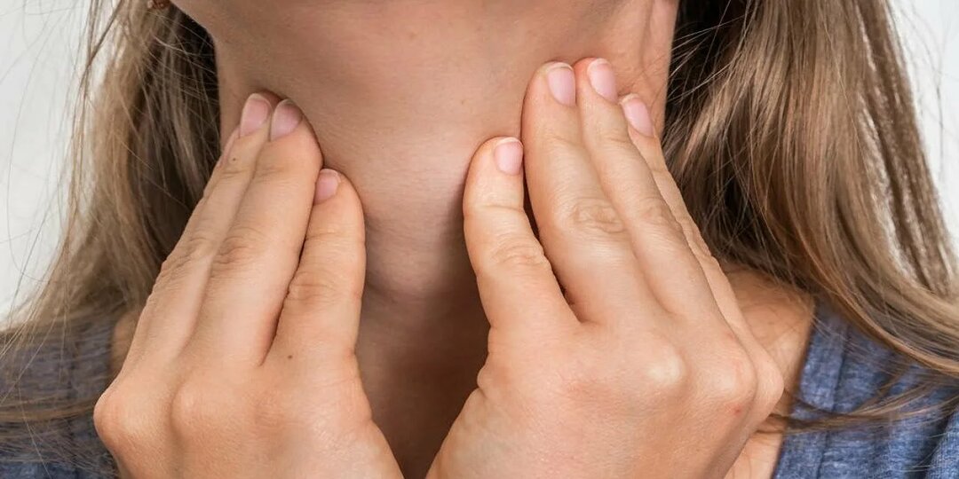 «Ком в горле»: почему тело говорит то, что не решается сказать голос — и что с этим делать