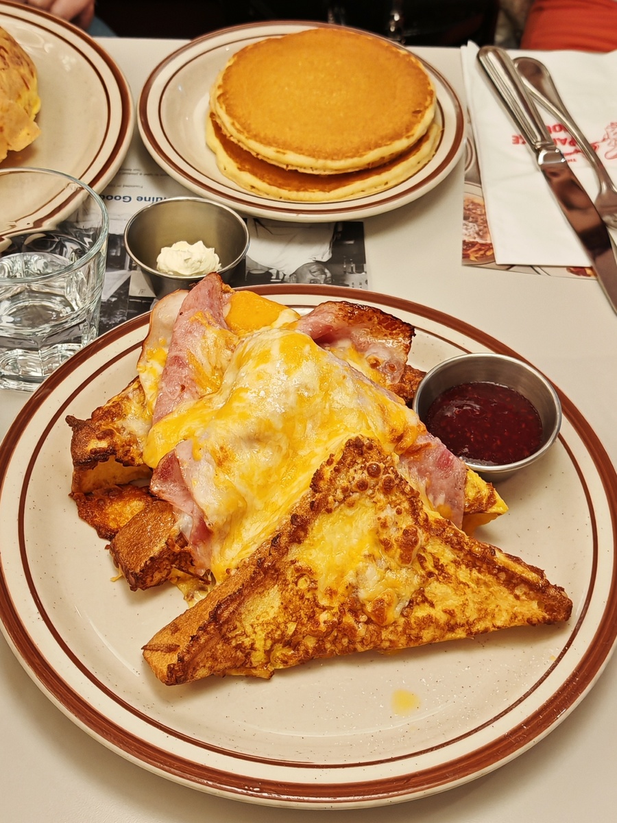 На столе всегда есть вода, независимо от кухни