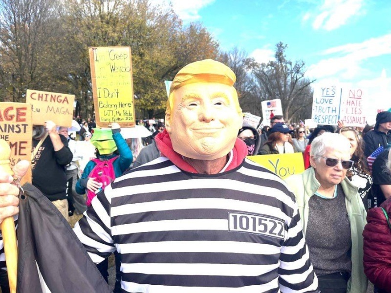    «Трамп продал Украину»: в Вашингтоне протестующие требовали импичмента президента США