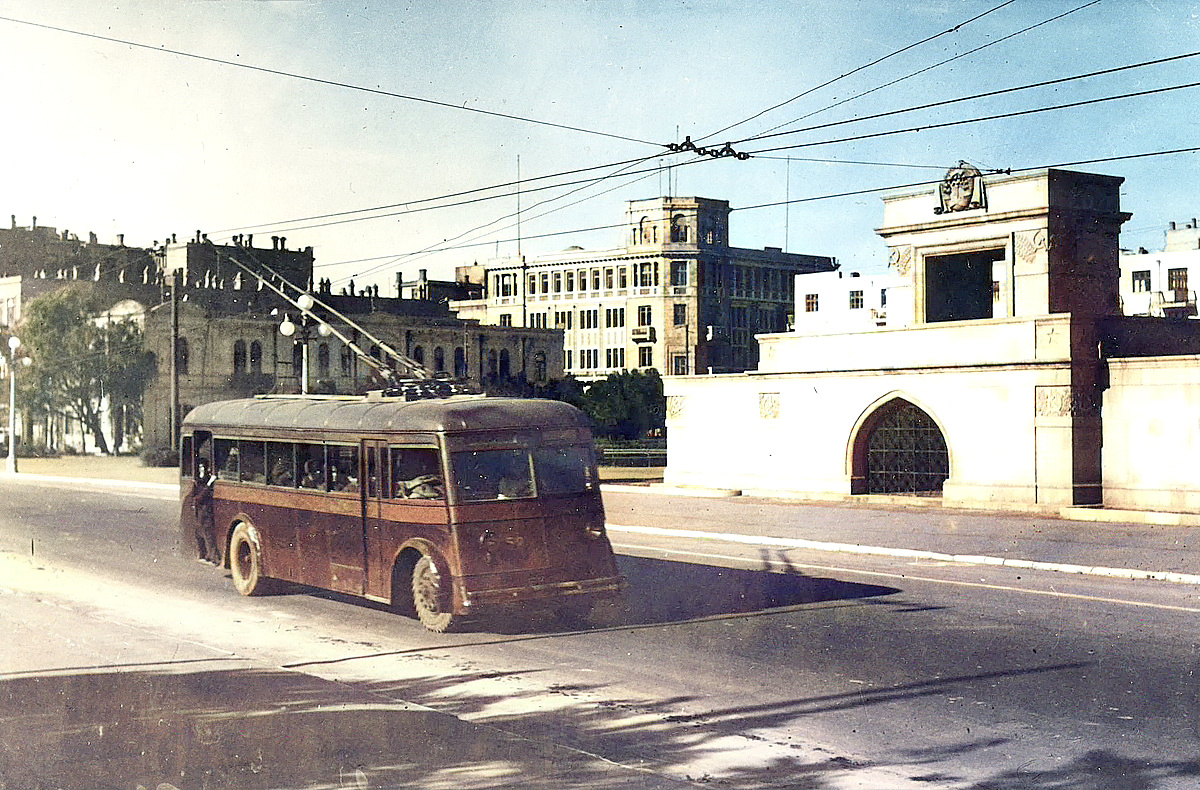Проспект Сталина (Нефтяников) в районе площади Петрова, 1945 год