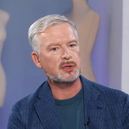     Валдис Пельш рассказал о неудобных костюмах в «Угадай мелодия», самых неудачных «Розыгрышах» и личном Эвересте