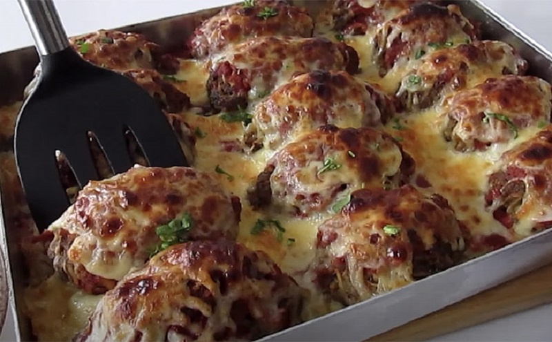 Котлеты с сыром на овощной подушке: в духовке получается вкуснее, чем на сковороде