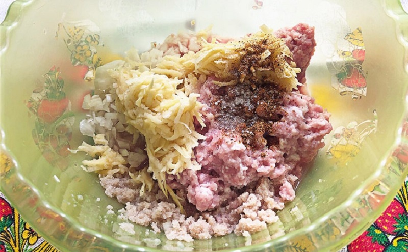 Котлеты с сыром на овощной подушке: в духовке получается вкуснее, чем на сковороде 