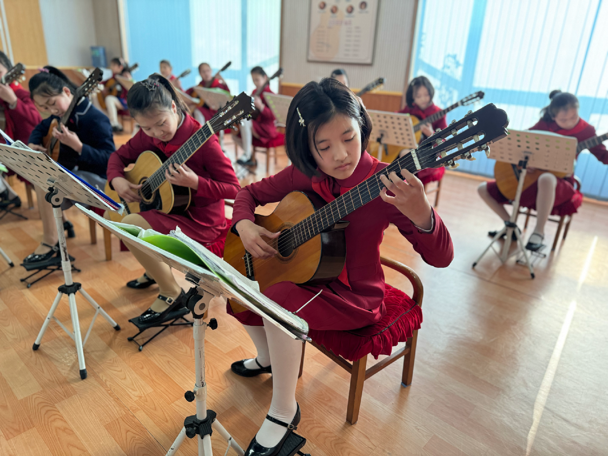 Дети исполнили для туристов из России мелодию песни "Катюша"