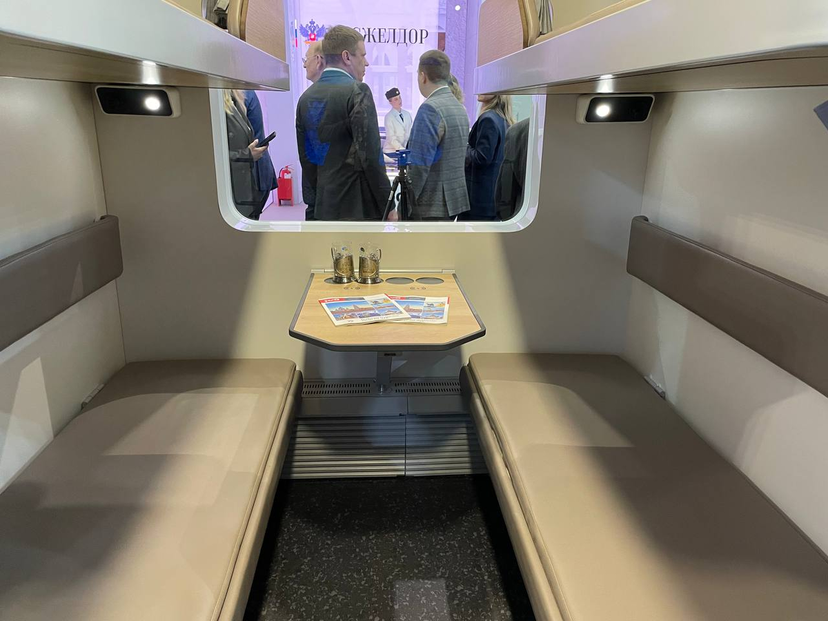 Макет салона некупейного вагона габарита Т от ТМХ на «Транспортной неделе» в 2025 году. Источник: Сергей Белов/ROLLINGSTOCK