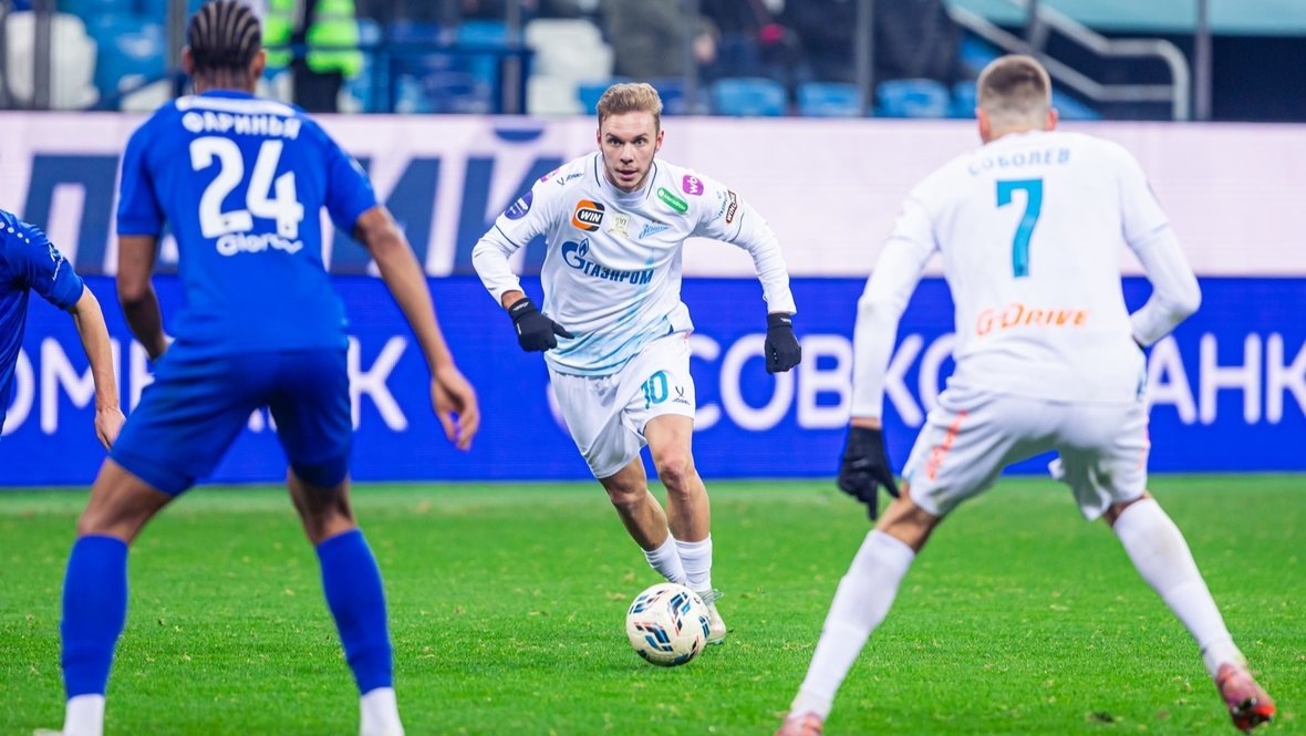    Нападающий «Зенита» Максим Глушенков (в центре) в матче 16-го тура РПЛ с «Пари НН» (2:0) 23 ноября.Анна Мейер, ФК «Зенит»