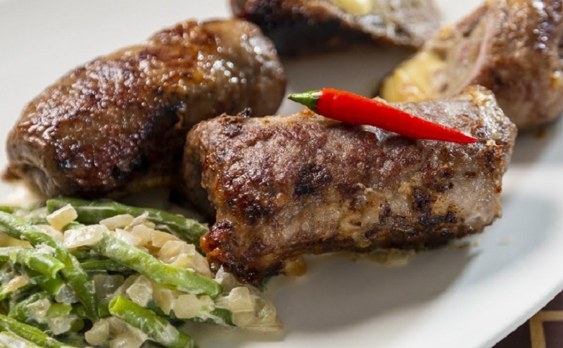 Мясные рулетики с грибами: как добиться сочности лучше, чем у мяса по-французски