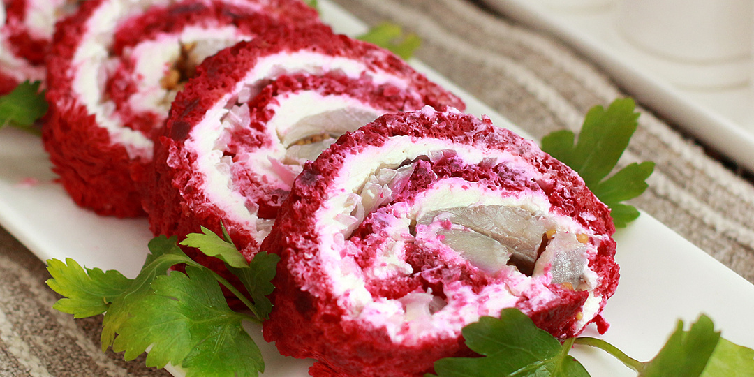 Самый вкусный рулет оказался! Выглядит будто стоил половину зарплаты, а собран из свеклы, пары яиц и селедки
