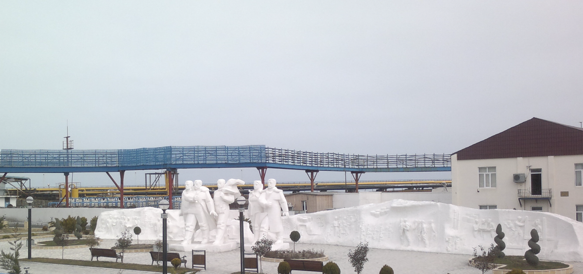 Памятник нефтянникам в Нефтяных камнях. Фото: Interfase