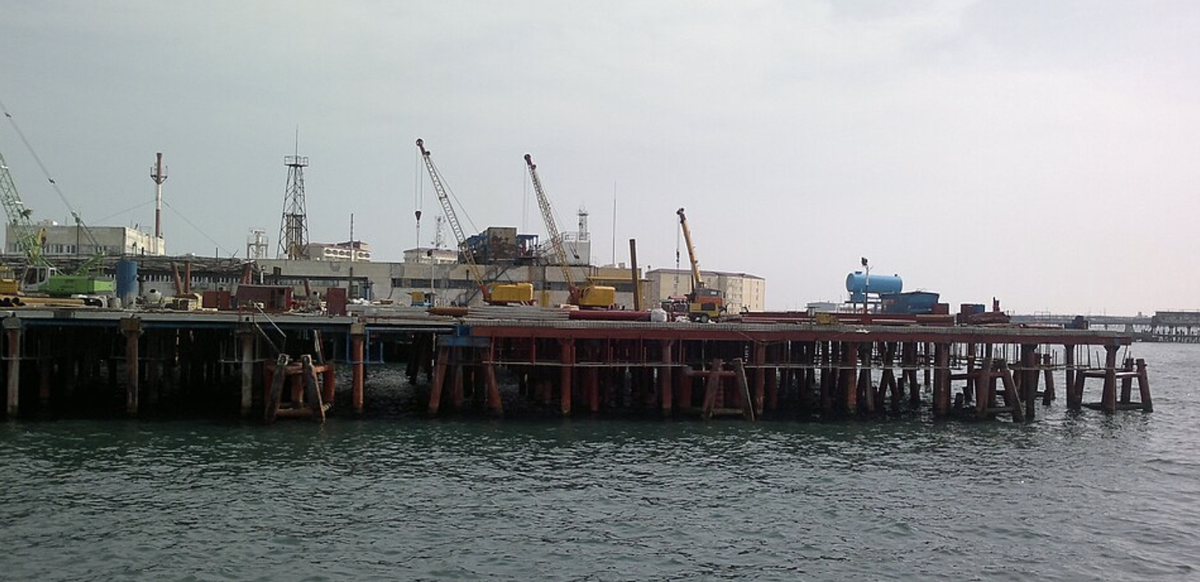 Нефтяные камни, доки. Фото: Interfase