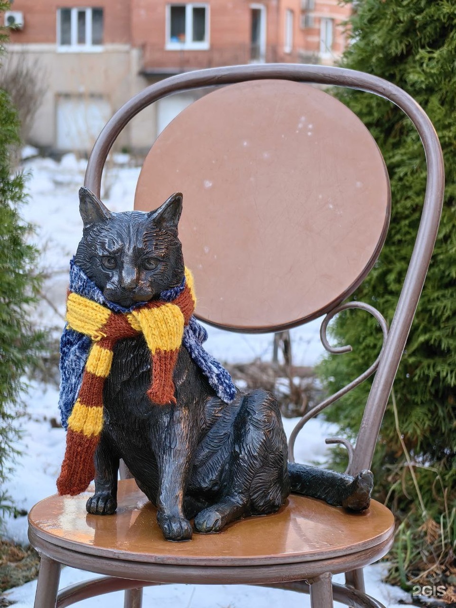 История создания:
Идея памятника возникла у жителей дома №4 по улице Композиторов, которые на общем собрании решили установить скульптуру в честь кошек блокадного Ленинграда.
Руководитель студии художественного литья участвовала в собрании жителей и предложила изготовить скульптуру.
Памятник был установлен 4 сентября 2016 года, а официально открыт 27 сентября 2016 года. 
Символическое значение:
Борьба с крысами: Во время блокады Ленинграда крысы стали огромной проблемой, уничтожая запасы продуктов. Кошки стали единственным эффективным способом борьбы с ними.
Помощь после войны: После снятия блокады, когда кошки были на грани вымирания, в Ленинград стали привозить кошек из других регионов, в первую очередь из Сибири, чтобы истребить грызунов, угрожавших музейным ценностям, таким как Эрмитаж.
Память: Памятник призван сохранить память о героических кошках, спасавших город от голода и болезней, а также о тех, кто погиб во время блокады
