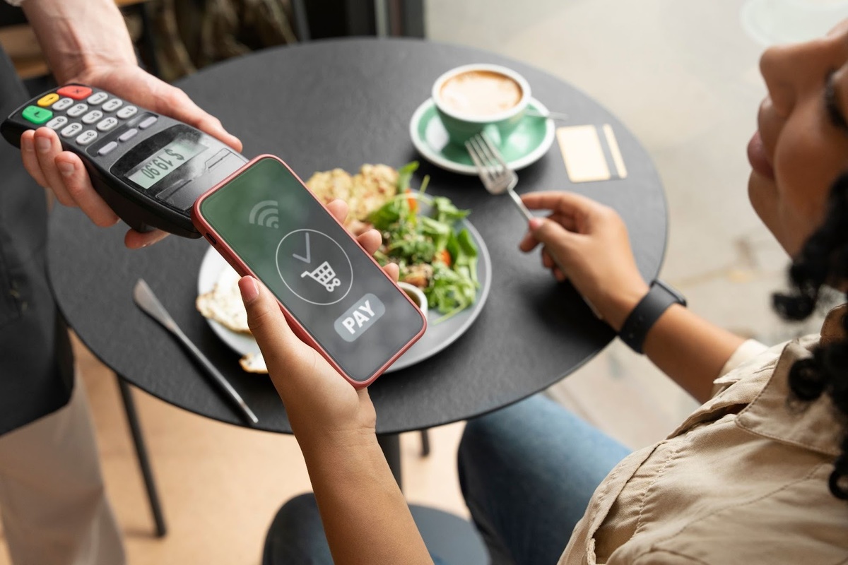 Как работает Apple Pay в России в 2025 году и почему оплата айфоном стала проблемой