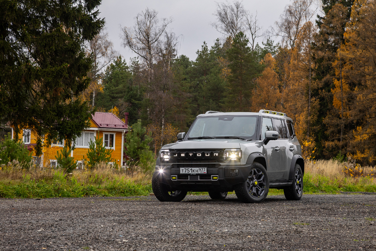 Фото: Денис Филатов, АВТОДЗЕН. Внешне T2 выглядит симпатично. Светодиодная оптика по кругу, датчики, камеры – в изобилии, рейлинги, неокрашенный пластик по нижней части кузова для защиты и «рюкзачок» в виде открытой запаски на багажной двери (только в комплектации Discovery). Лишними кажутся лишь салатового цвета псевдобуксировочные проушины, колпачки ступиц и проушины рейлингов на крыше