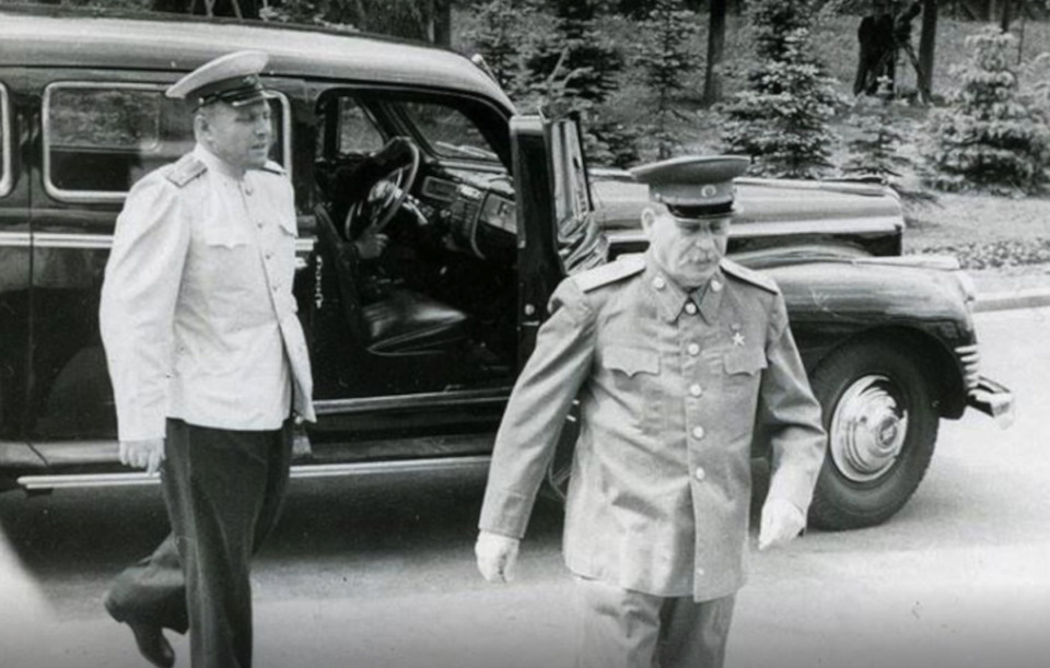 Тов. Сталин, охранник и авто. Фото из открытого доступа.