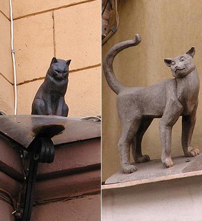 Во время блокады Ленинграда почти все кошки погибли, а крысы расплодились в огромных количествах, представляя угрозу для жизни людей и сохранности продуктов.
Сразу после прорыва блокады в город привезли четыре вагона кошек из Ярославля, которые получили название «мяукающая дивизия». После войны также была привезена дополнительная партия из Сибири для нужд Эрмитажа и других музеев.
Памятник коту Елисею был установлен 25 января 2000 года, а кошка Василиса появилась напротив него 1 апреля того же года. Их создали в честь животных, спасших город от грызунов.
Существует поверье, что если бросить монетку и она останется рядом со скульптурой, то желание обязательно сбудется. 
