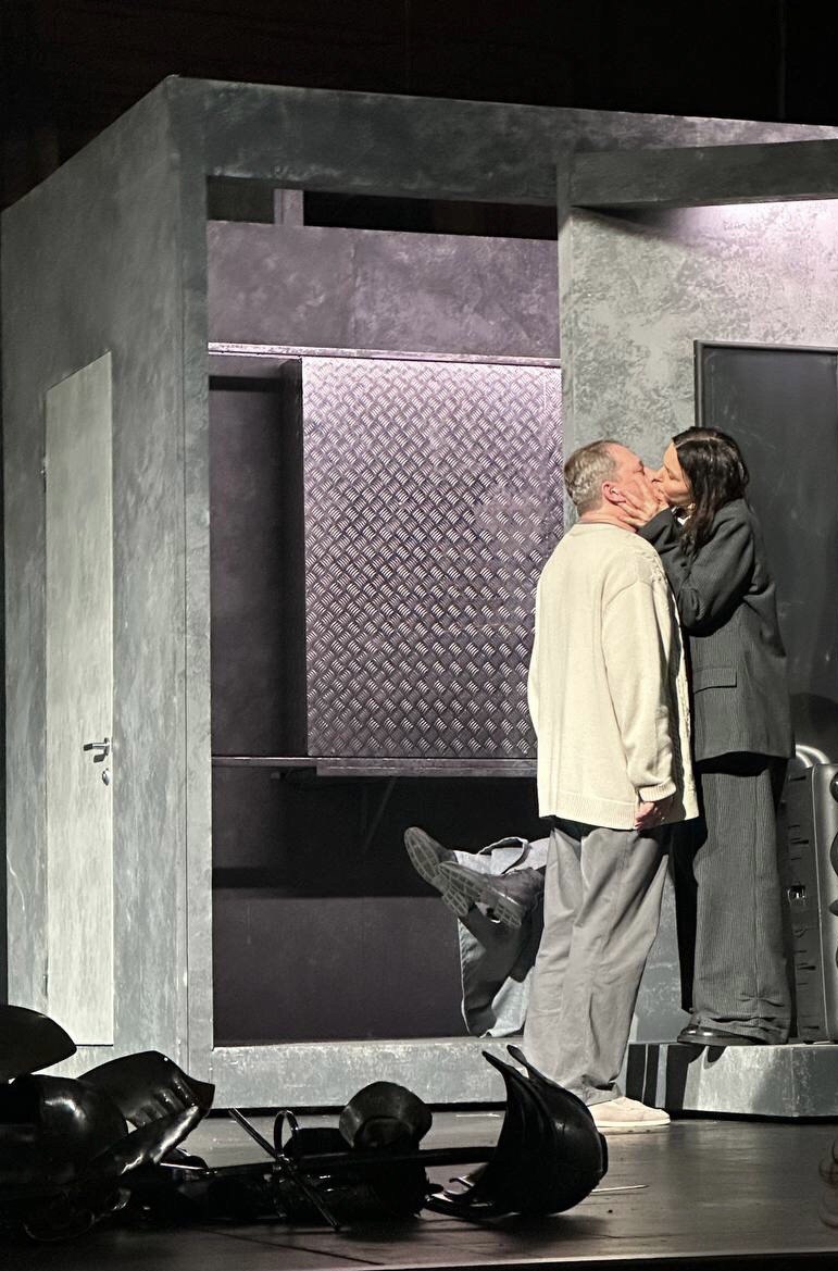 Сцена из спектакля «Буря». Театр Пушкина. Фото автора.