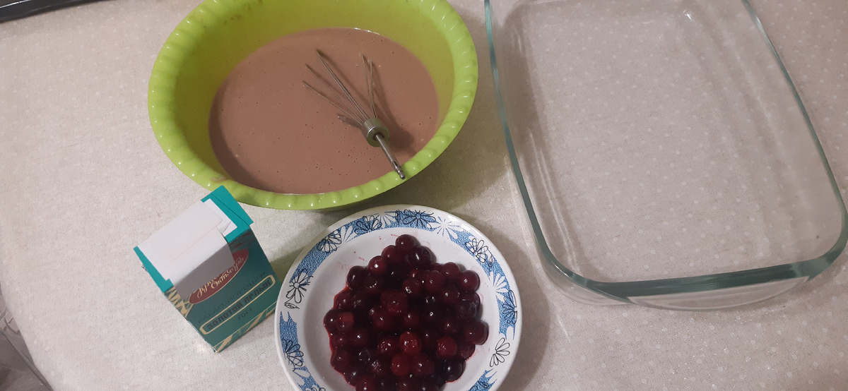 Форма у меня большая,так как этот пирог очень вкусный и сьедается быстро)