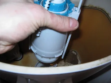 Разборка и ремонт сливной системы унитаза.