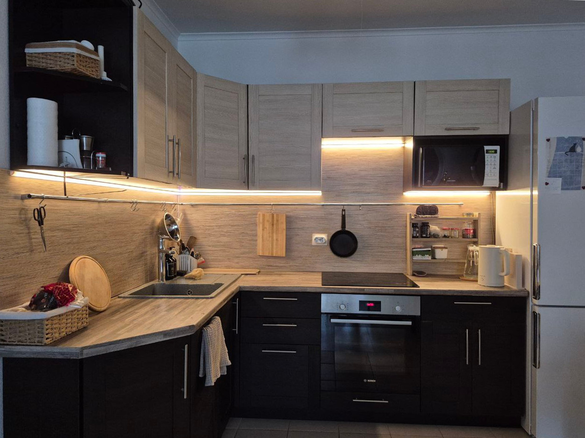 В первом режиме подсвечивается вся кухня...