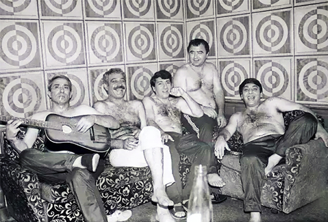 Рудик в кругу друзей. Архивное фото