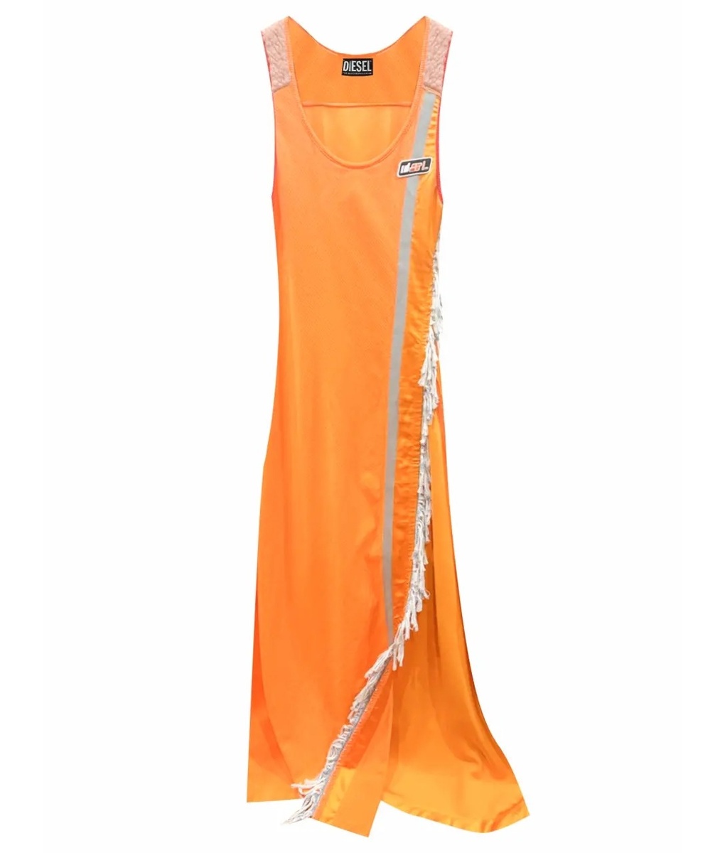 В этом платье есть и атлас по спинке, и розовый мех, и тесьма "спортивный элегант", и бахрома, и декольте на крючках. Чего в нём нет? Рукавов и воротника. Примерно так работает сондиана, - она ищет дефициты.