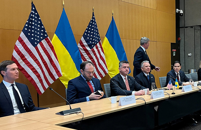    Делегация США перед началом закрытых переговоров с украинской стороной в дипломатической миссии США в Женеве.Reuters/Emma Farge