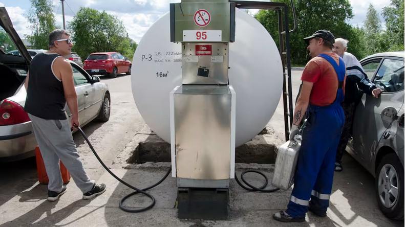 Финны заправляются на автозаправке в Светогорске. Июнь 2018 года. Фото Kari Kosonen / Yle.