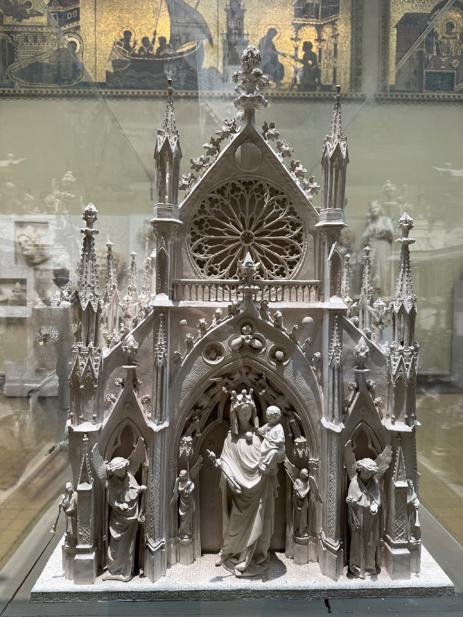 ЦЕРКОВЬ СЕНТ ГЕРТРУД. НИВЕЛЬ. БЕЛЬГИЯ. Фото автора 