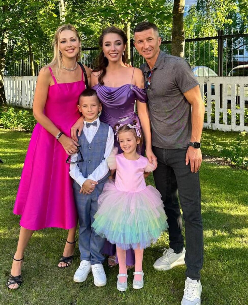 Евгений Алдонин с семьей: жена Ольга и их дети, а также с дочь от Юлии Началовой Вера (посередине). Фото: соцсети